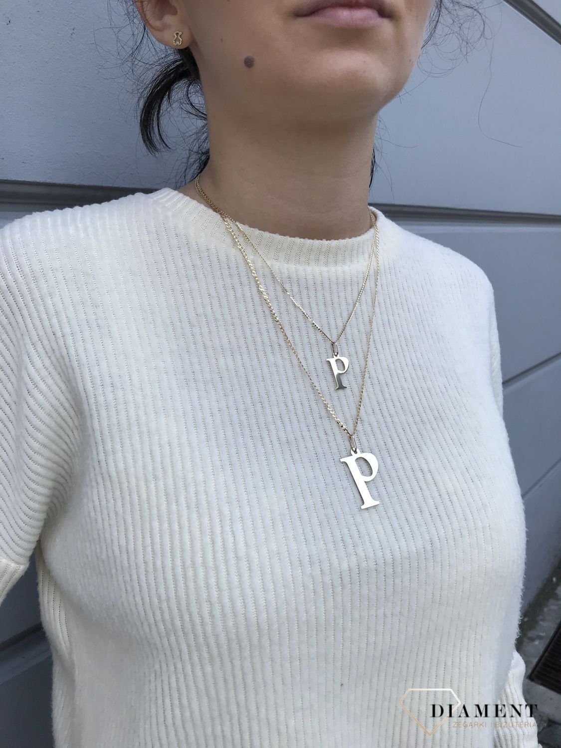 Modna i elegancka złota zawieszka, uwielbiana przez kobiety, które szukają modnych i prostych wzorów..jpg